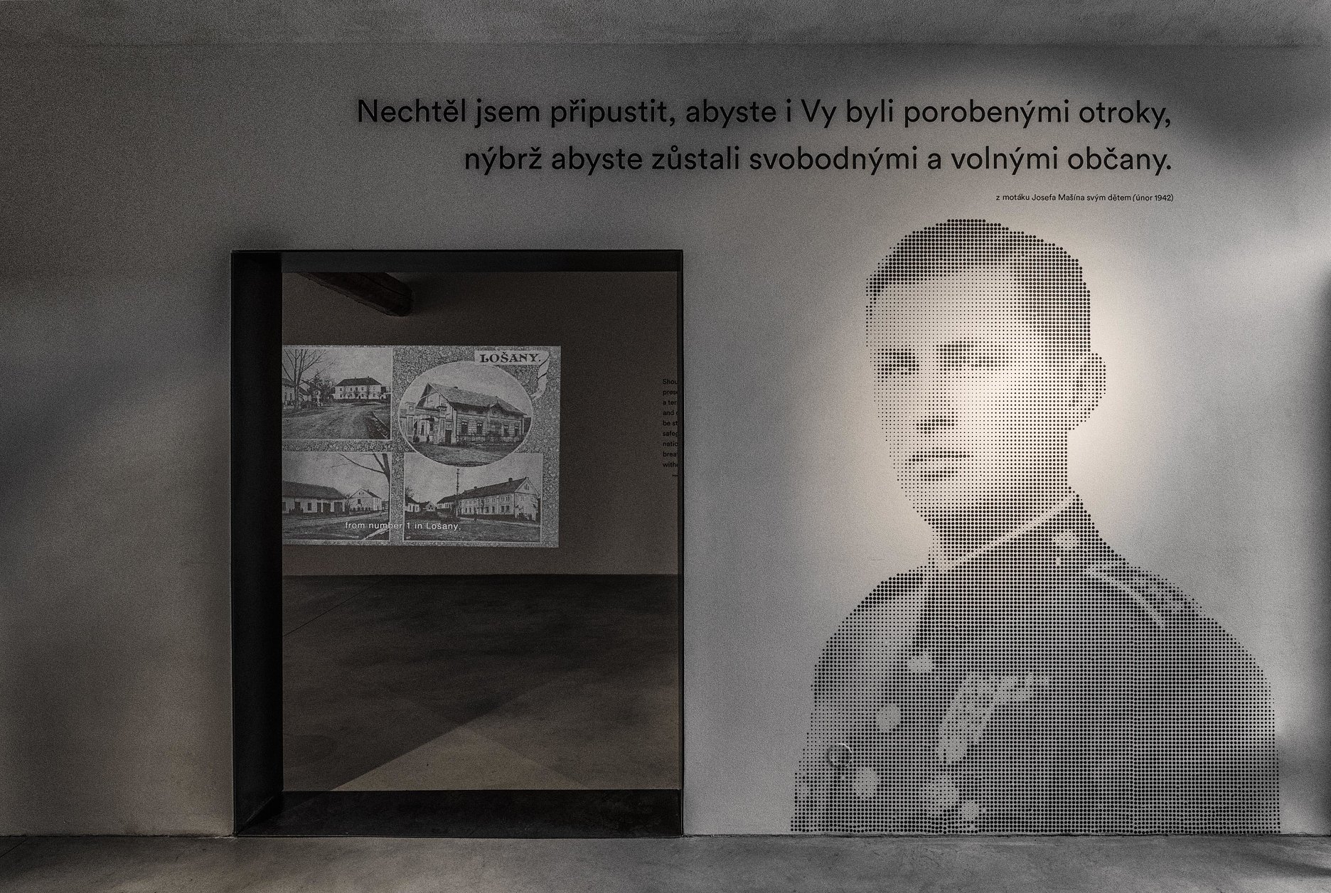Predsieni expozície dominuje portrét Josefa Mašína