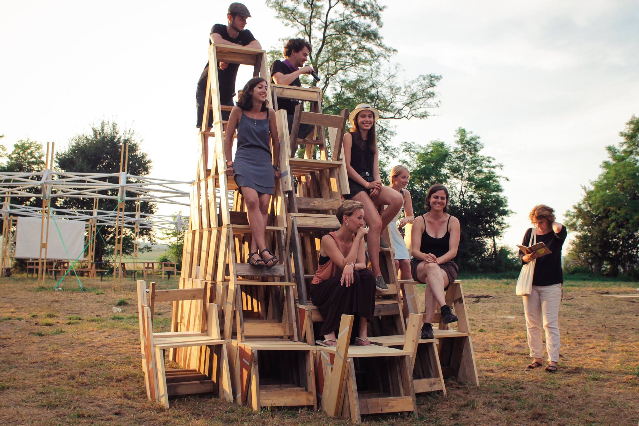 Masa mobiliáru Amazing Ammasing, v pozadí vľavo open air divadlo z Hello Wood Project Village 2015
