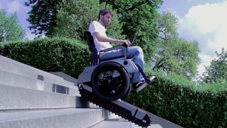 Invalidný vozík, ktorý ľahko vyjde aj po schodoch