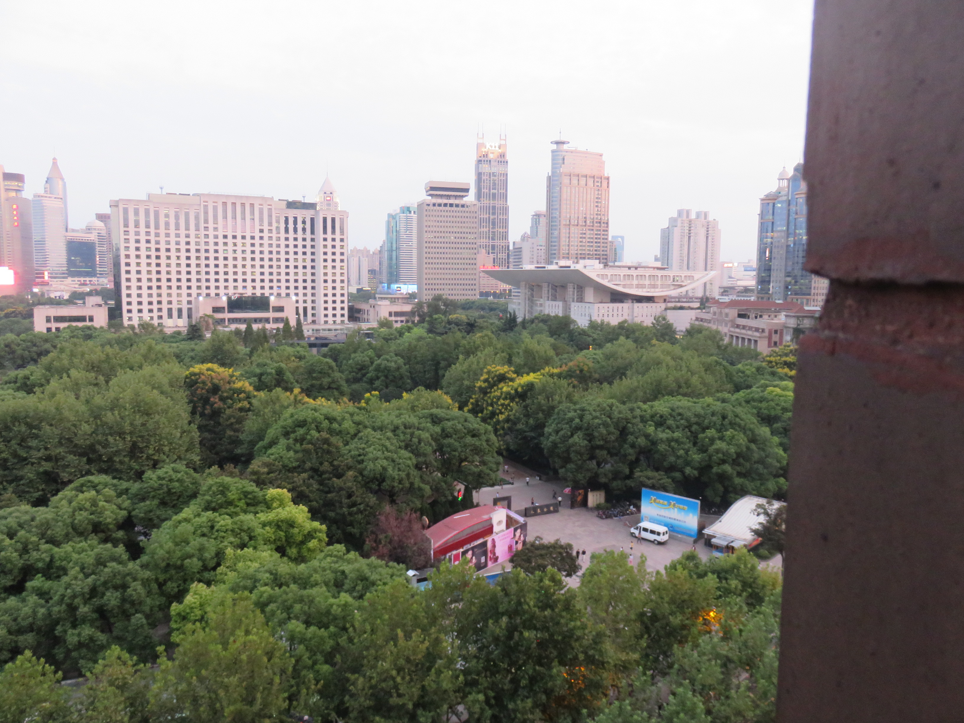 Výhľad z hotelovej izby na 7.poschodí, vpredu People´s Park