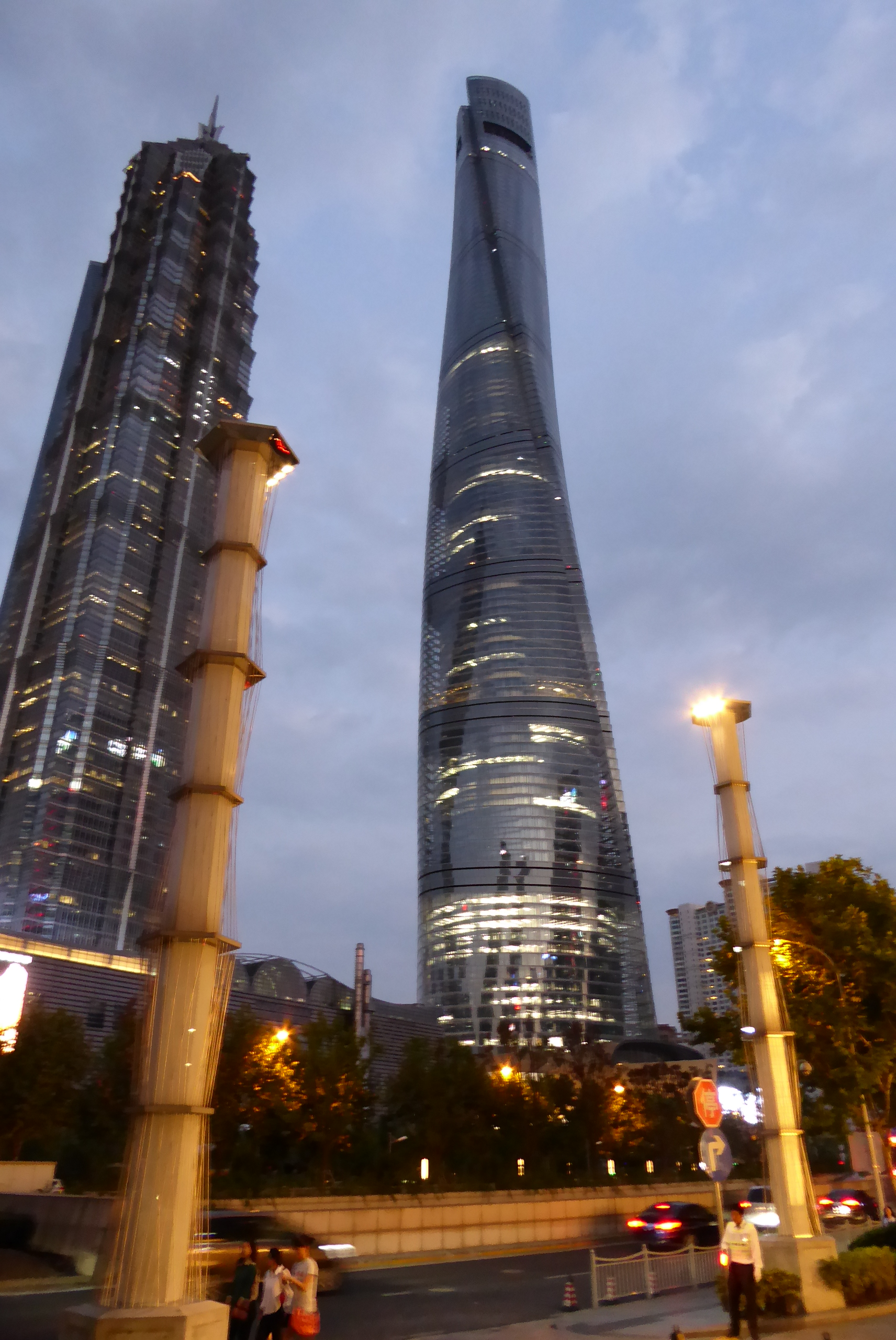 Zľava - Ťin Mao a Shanghai Tower
