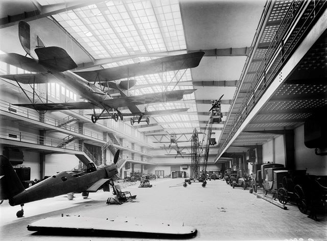 Inštalácia lietadiel do dopravnej haly - 1947