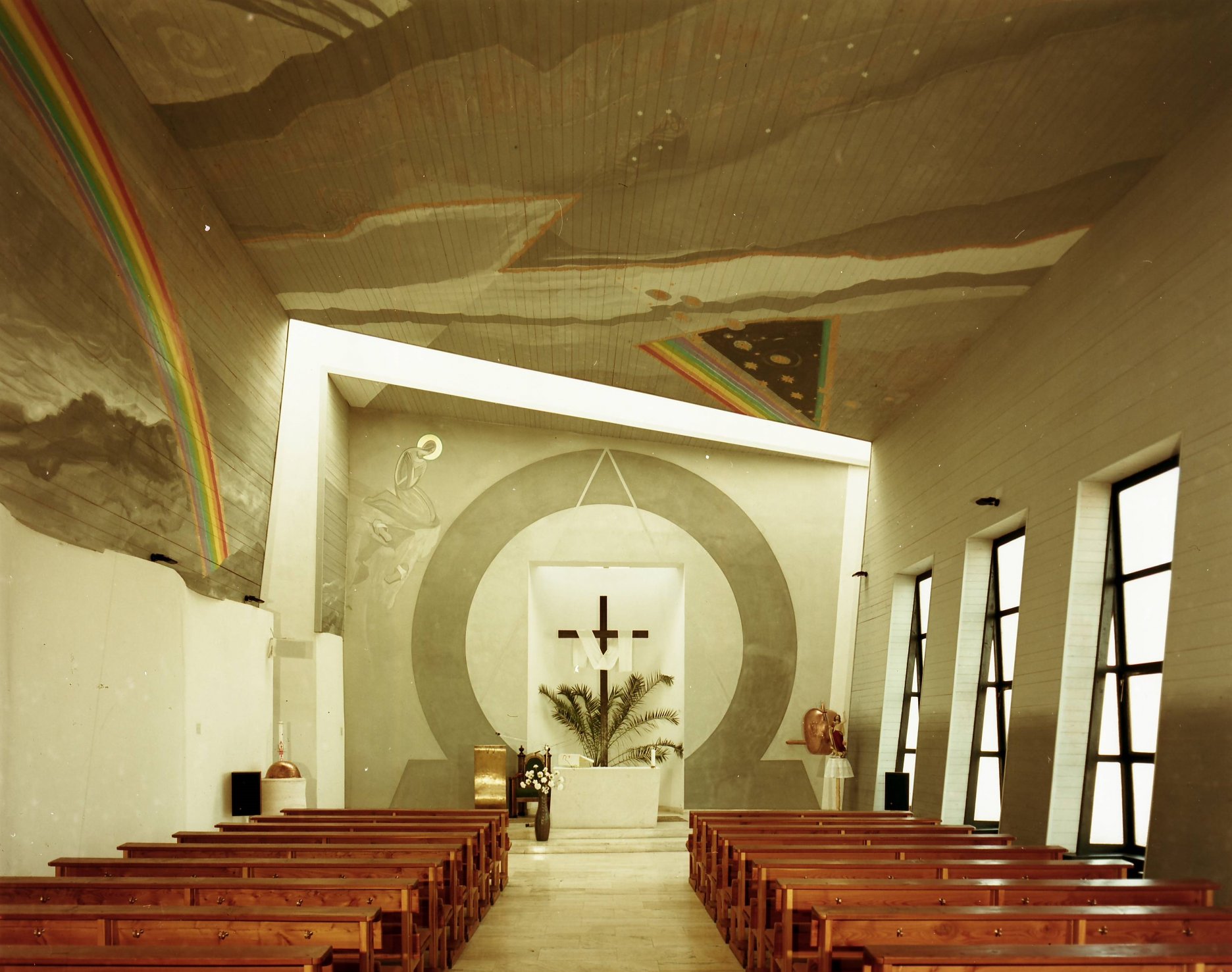 Interiér kostola a monumentálna nástenná maľba akademického maliara Vladimíra Popoviča