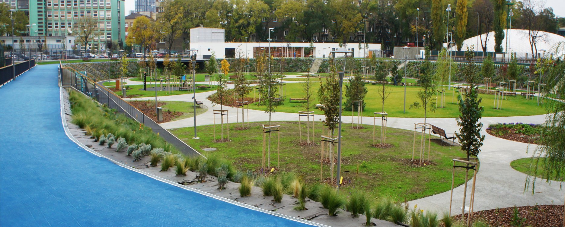 Cyklodráha ako reminiscencia pôvodnej funkcie areálu je zároveň logotyp parku JAMA. Povrchovú vrstvu betónovej dráhy tvorí farebný akrylátový povrch.
