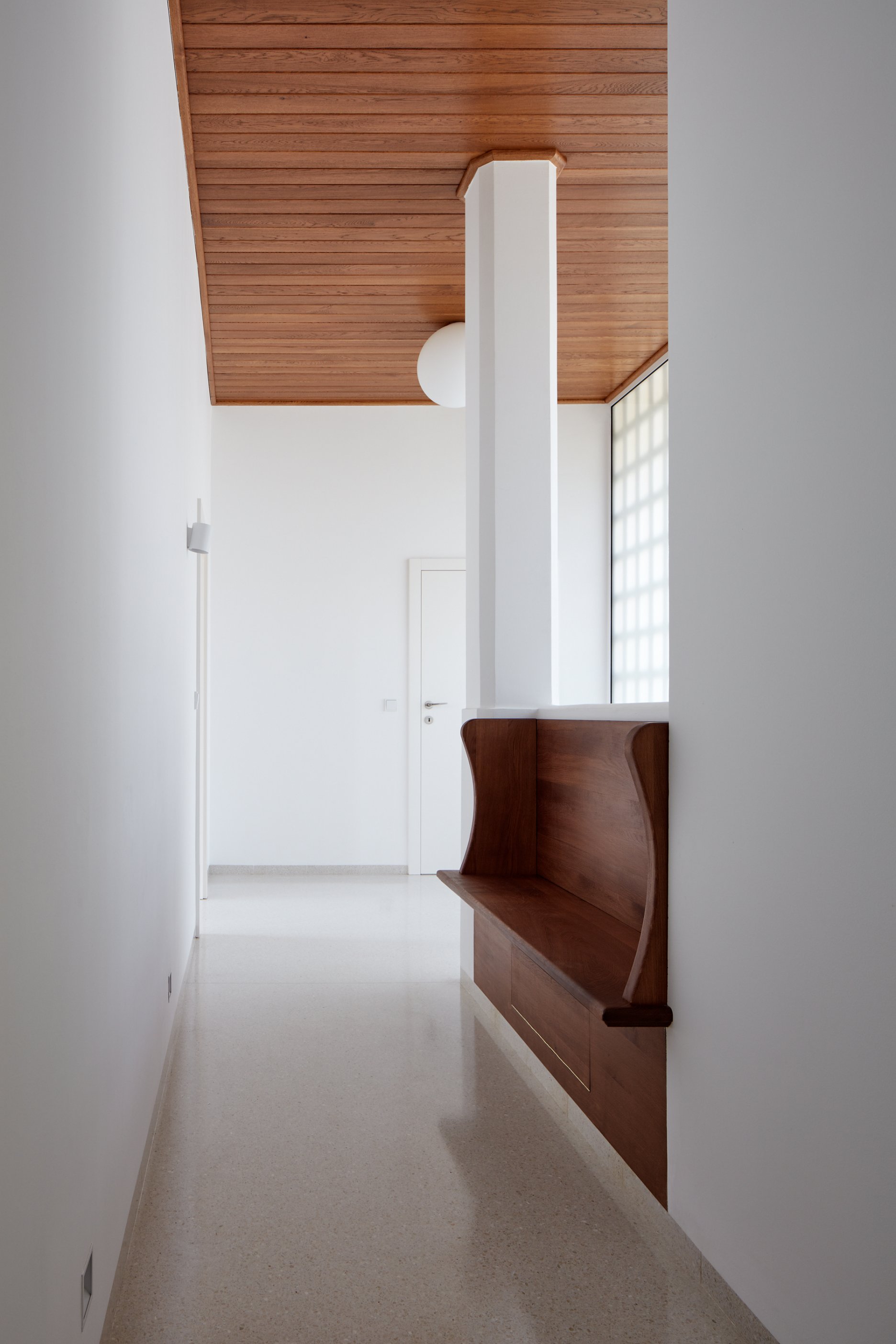 Priestor vstupnej haly zdôraznený dubovým podhľadom a jednoduchým skleneným svietidlom.