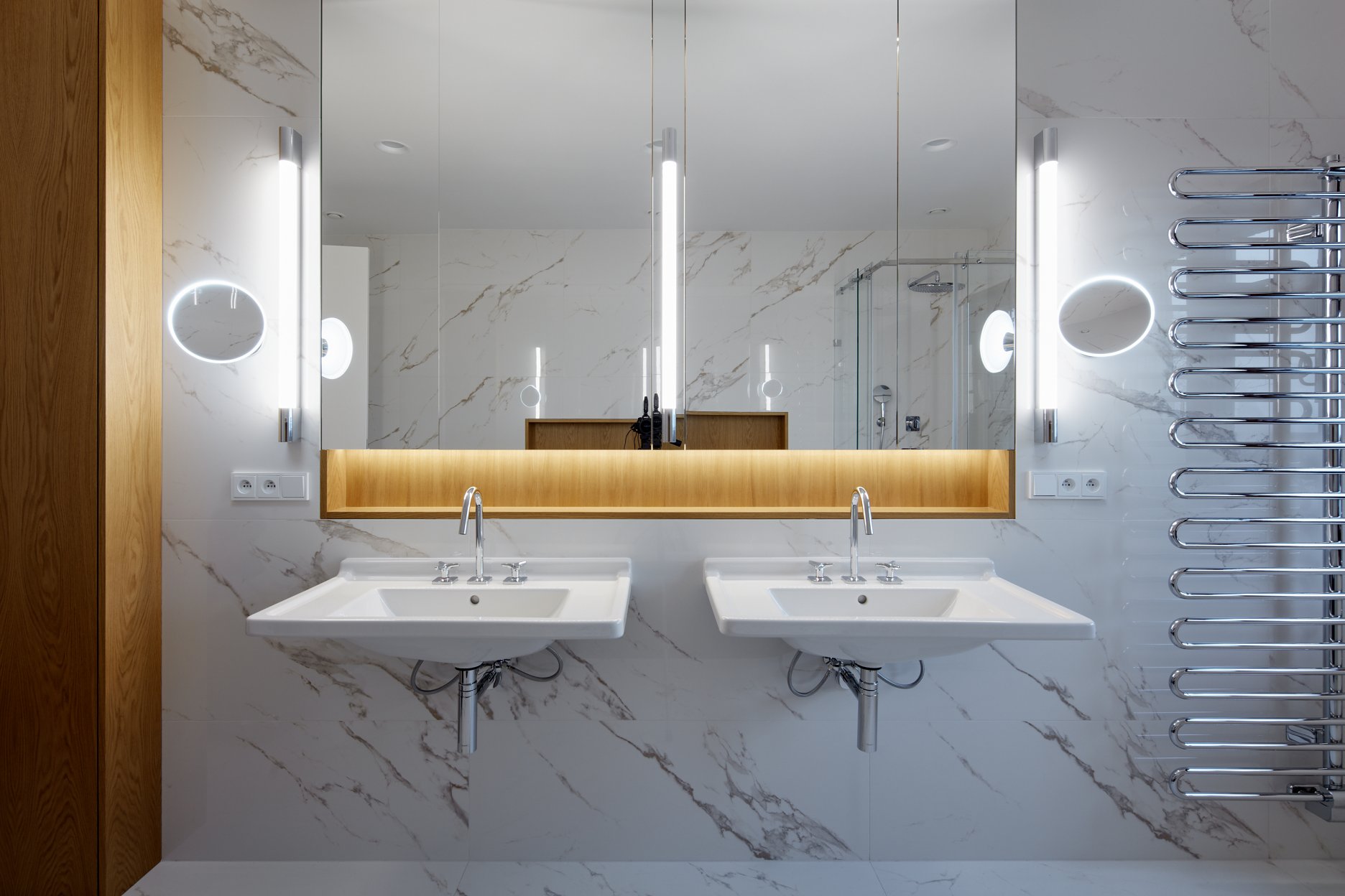 Hlavná kúpeľňa je navrhnutá v kombinácii svetlého obkladu a dubovej dyhy.