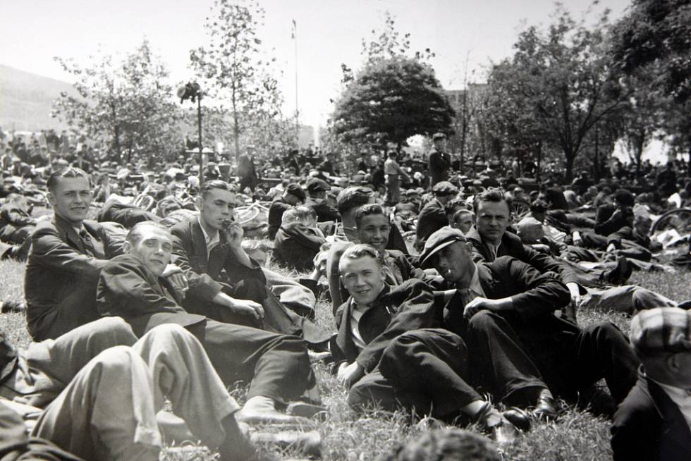 Gahurov prospekt. - odpočinok Baťových spolupracovníkov na trávníku před závodmi v roku 1939
