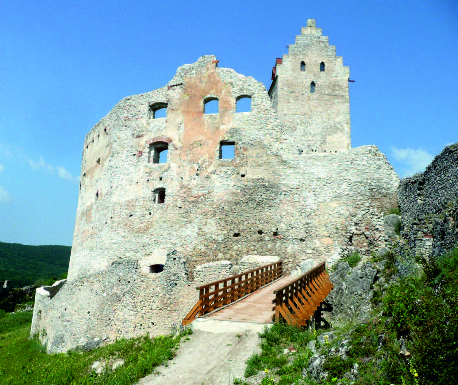 Horné jadro hradu - fotografia po výstavbe dreveného mostu