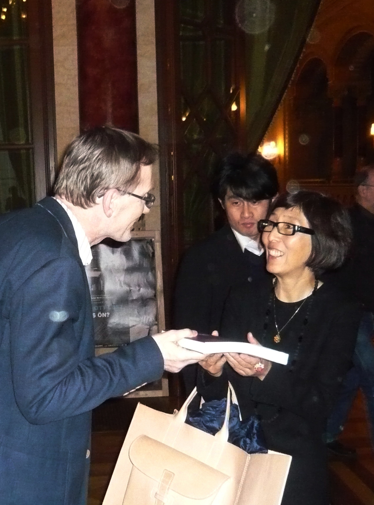 Architekt Michal Bogár odovzdáva knihu “Bratislava metropolis” architektke Kazuyo Sejima