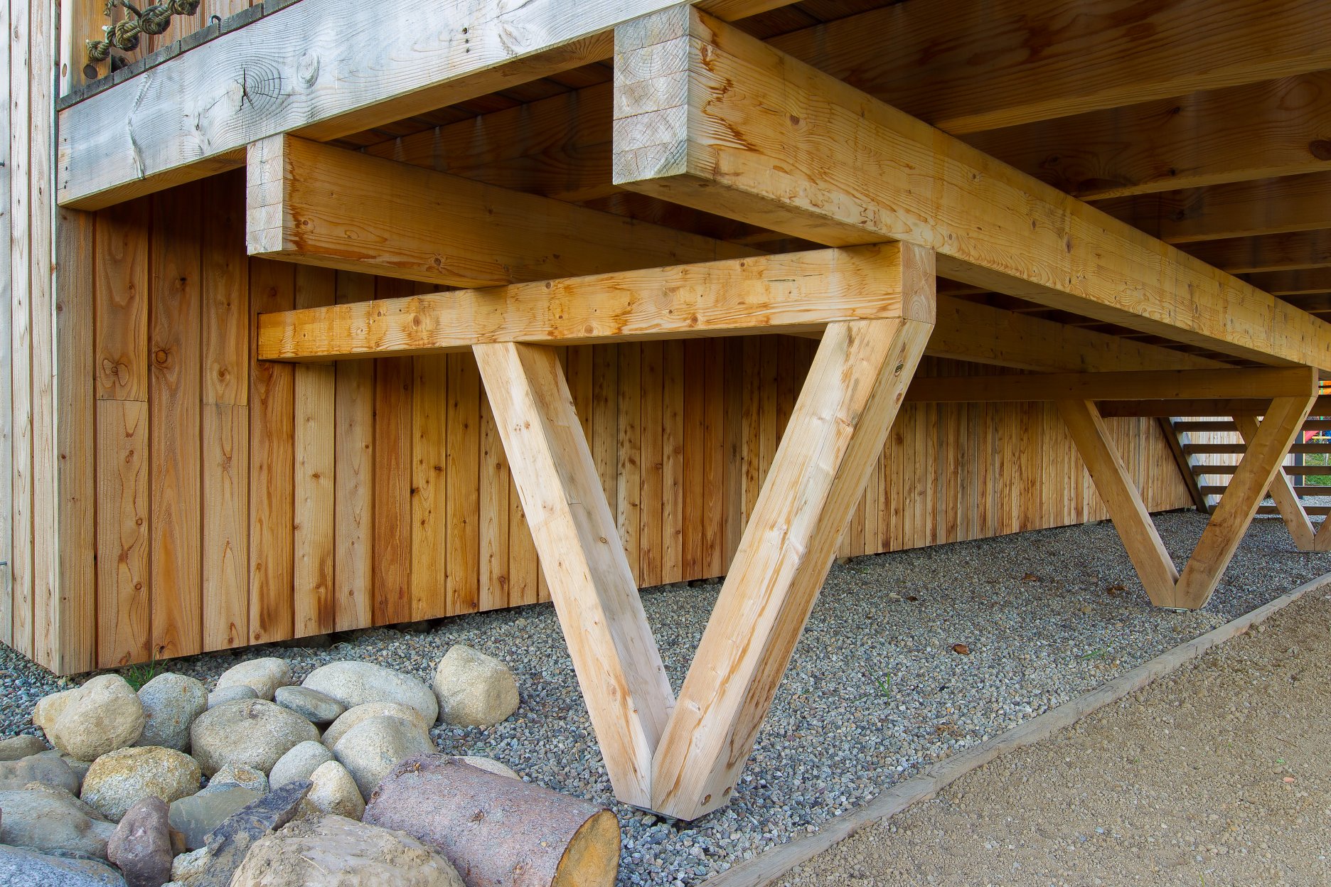 Podporná konštrukcia terasy z masívneho dreva