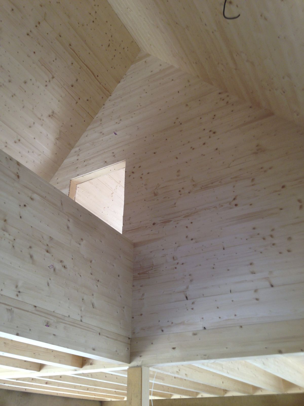 Masívny drevený obklad v interiéri