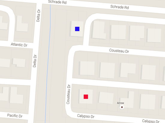 Dom, ktorý mal byť zbúraný (označený modrou farbou), a dom, ktorý bol zbúraný (označený červenou)