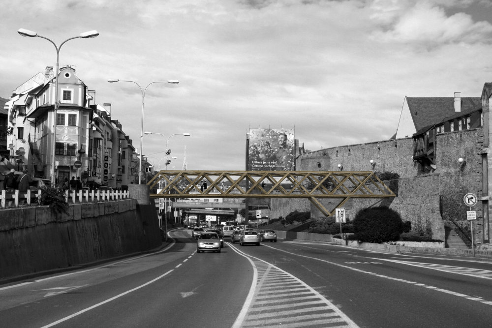 V minulosti sa Židovskou ulicou zaoberalo viacero architektov. Tento návrh dreveného mosta, ktorý by prepojil rozdelené centrum mesta, pochádza z dielne Iľju Skočeka.