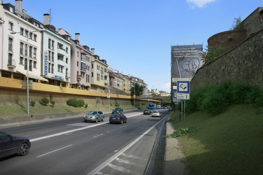 Jednoduché riešenie rozšírenia chodníka na Židovskej z ateliéru Vallo Sadovský, ktoré by pomohlo autám, turistom aj chodcom.