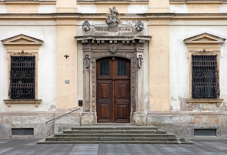 Hlavný vstupný portál do kláštora pavlínov pri Bazilike Sedembolestnej Panny Márie v Šaštíne