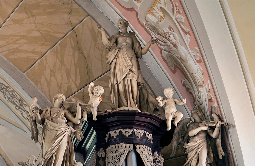 Barokové sochy od sochára Stanettiho na organe v kostole sv. Jozefa v Štiavnických Baniach 