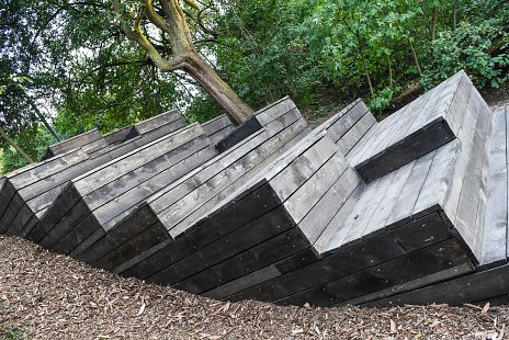 Pobytová lavica vo forme tribúny - návrh a realizácia študentov FA v Prahe