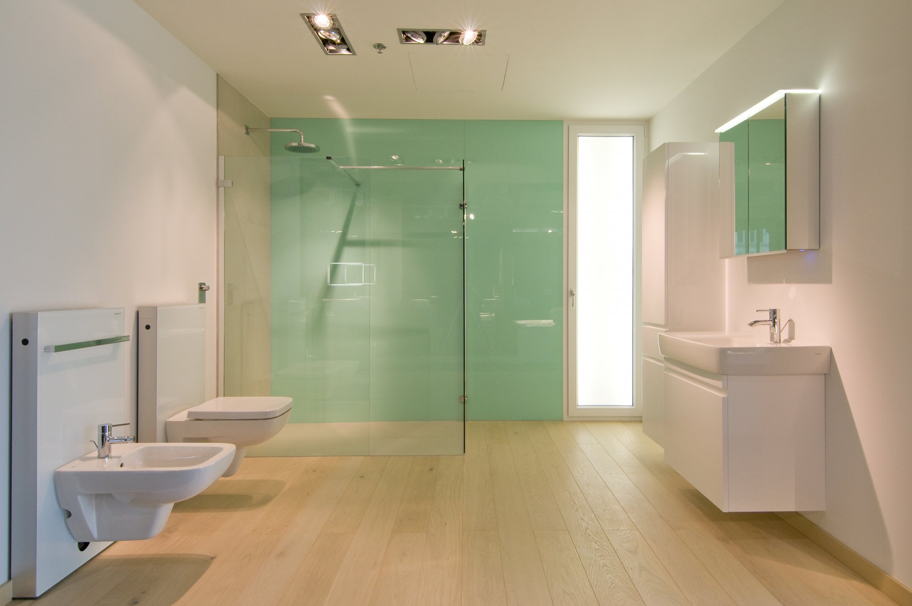 Riešenie pre rekonštrukcie ukazuje tyrkysová kúpeľňa v sérii KERAMAG Renova Plan Nr.1, doplnená o minimalistický odtok Geberit a sanitárne moduly Geberit Monolith.