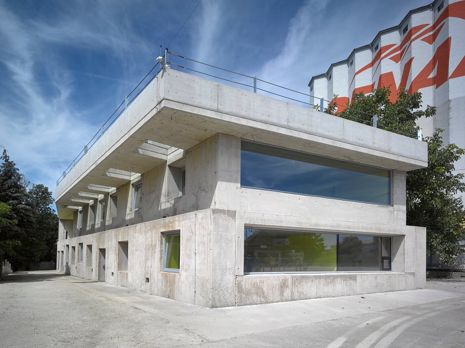 Víťazom Českej ceny za architektúru 2018 sa stala betónová administratívna budova v Strančiciach pri Prahe