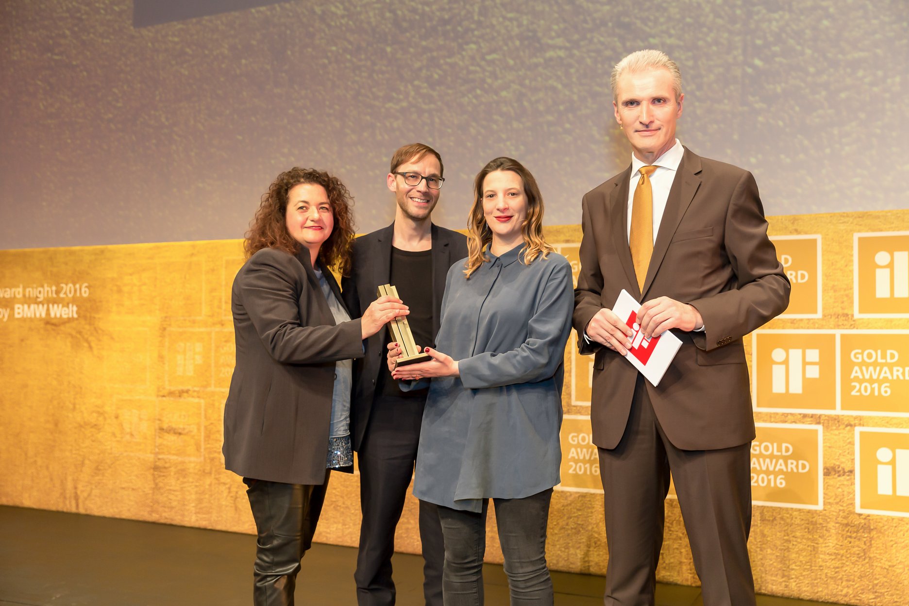 iF Gold Award 2016 za kúpeľňovú kolekciu  Val od Laufen: (z prava) Ralph Wiegmann (CEO iF), Charlotte Talbot (dizajnérka, Konstantin Grcic Industrial Design), Alain Reymond a Béatrice Rüeger (Laufen).
