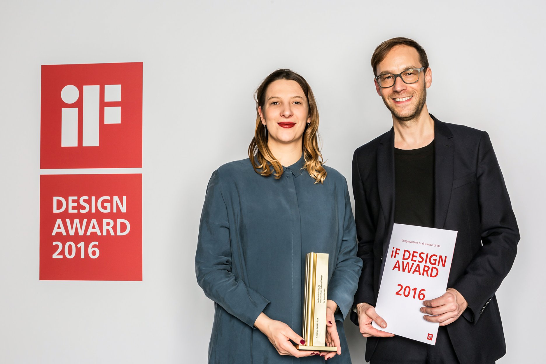 iF Gold Award 2016 za kúpeľňovú kolekciu  Val od Laufen: (zľava) Charlotte Talbot (Designerka, Konstantin Grcic Industrial Design) a Alain Reymond (Laufen).