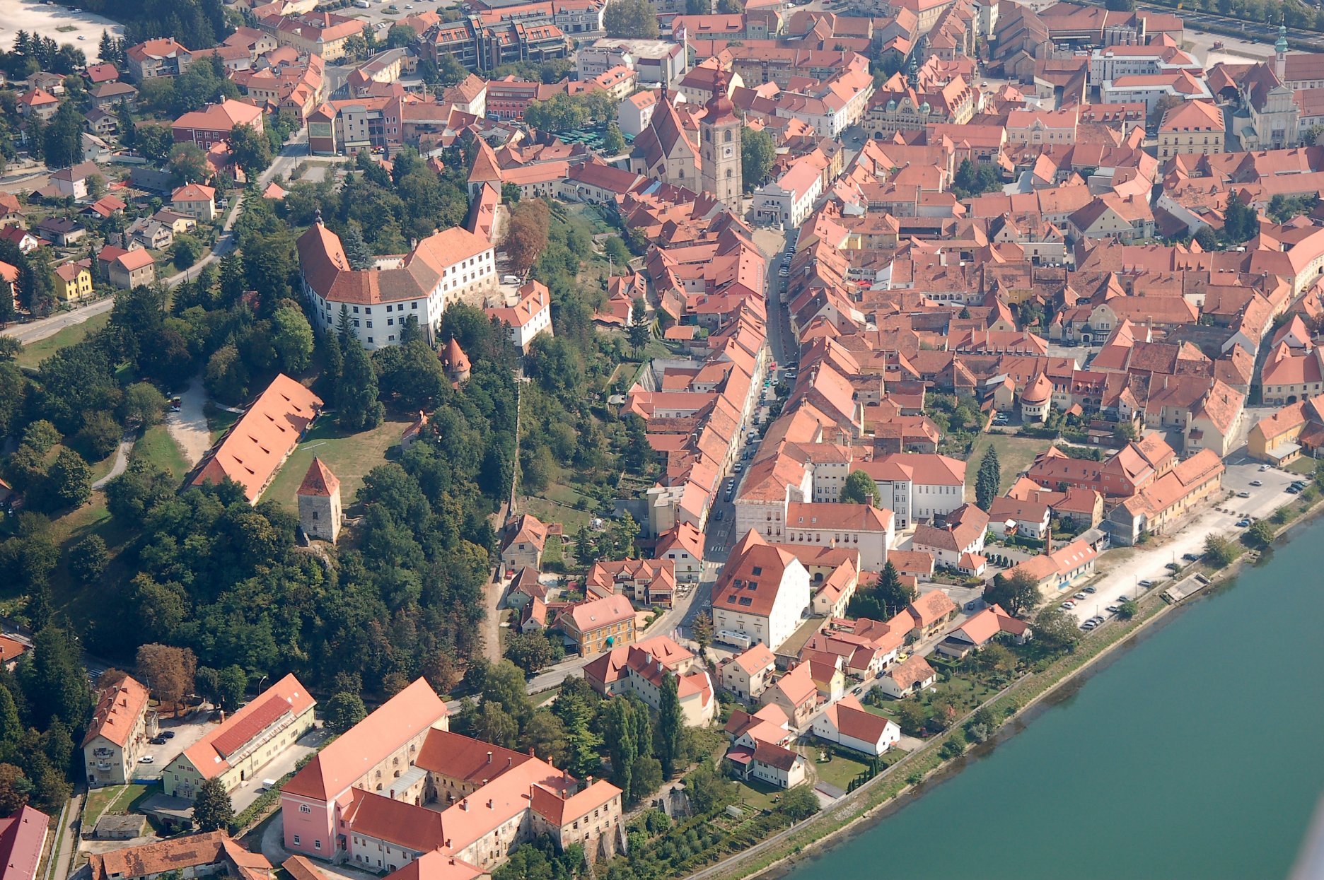 Letecká snímka historického centra mesta Ptuj - kláštor je v ľavom dolnom rohu