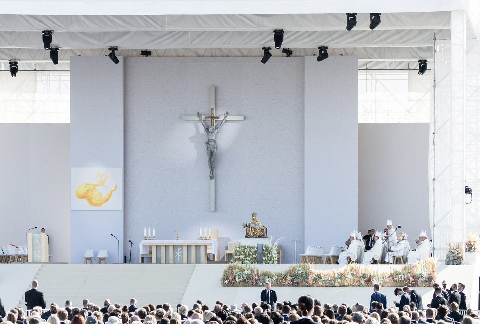 Liturgický priestor pre pontifikálnu omšu počas pastoračnej návštevy pápeža Františka v Šaštíne