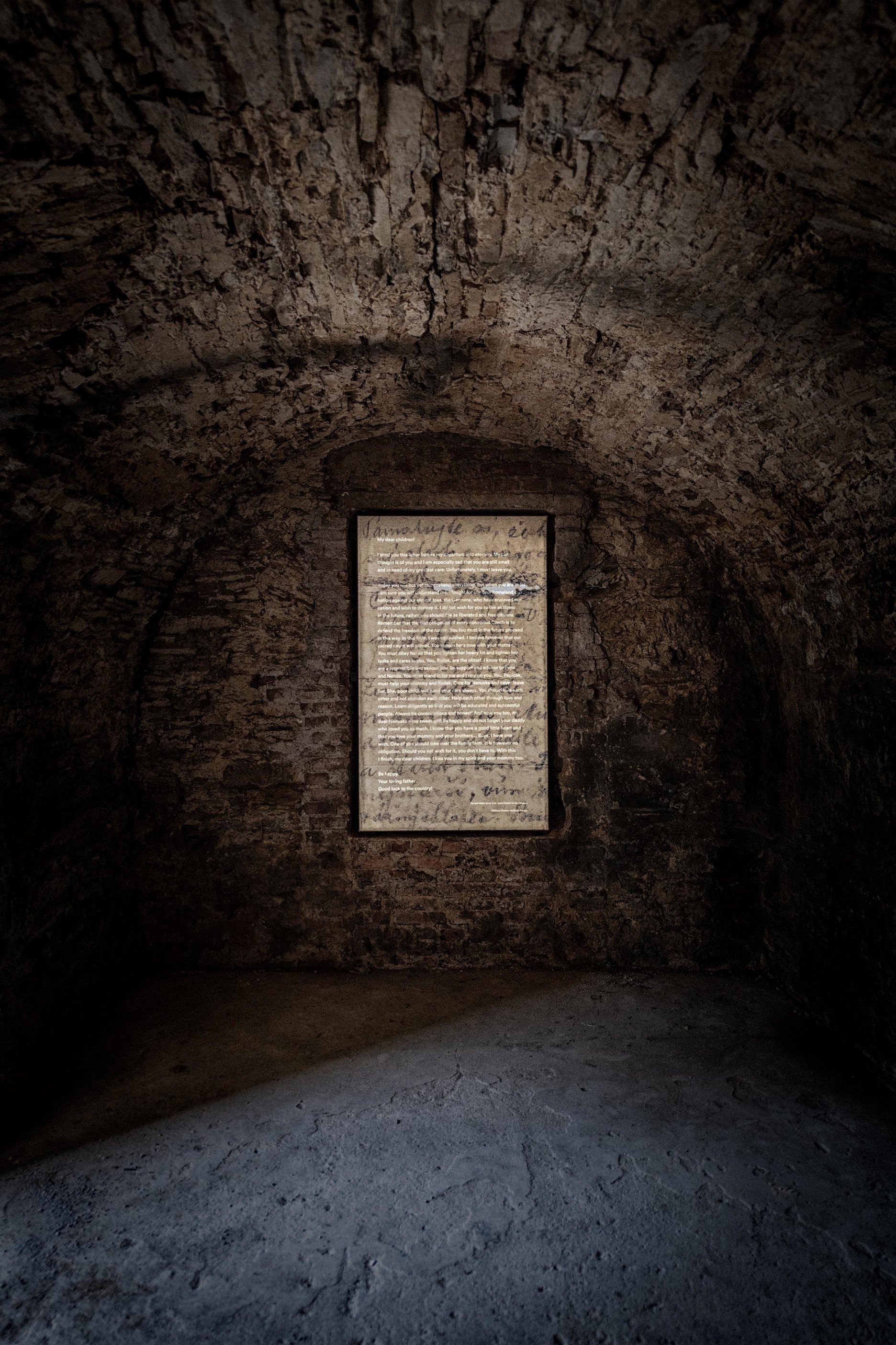 Text motáka Josefa Mašína, umiestnený vo výklenku zamurovaného okna