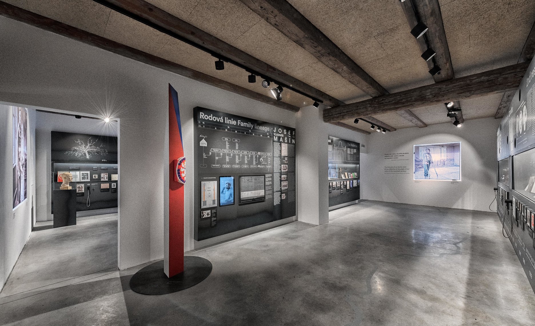 Komorné priestory stálej expozície, pod pôvodným trámovým stropom vozovej kôlne, využívajú na inštaláciu všetky steny, výplne otvorov aj betónovú podlahu