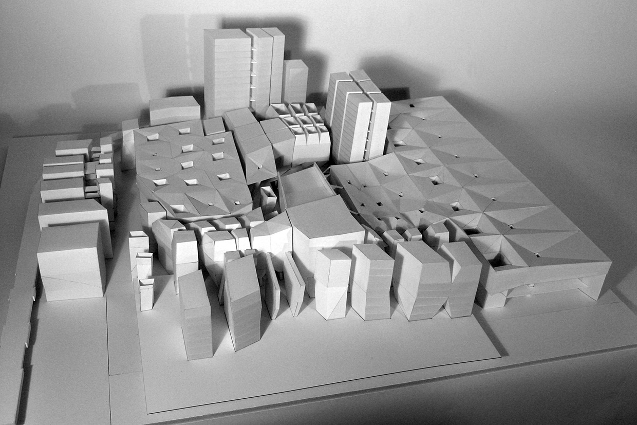 Model záverečnej práce na Princeton University. Návrh prestavby koľajiska na West Side v New Yorku. Pravidelný modul koľajiska v podzemí sa v ďalších podlažiach deformuje, aby obsiahol rôznorodé programy, od výstavných hál s nízkou hustotou v blízkosti kongresového centra Javitts, po vysokú hustotu hotelových veží pri nábreží. Rozsiahle priestory bloku sú artikulované gradientom konštrukcií.