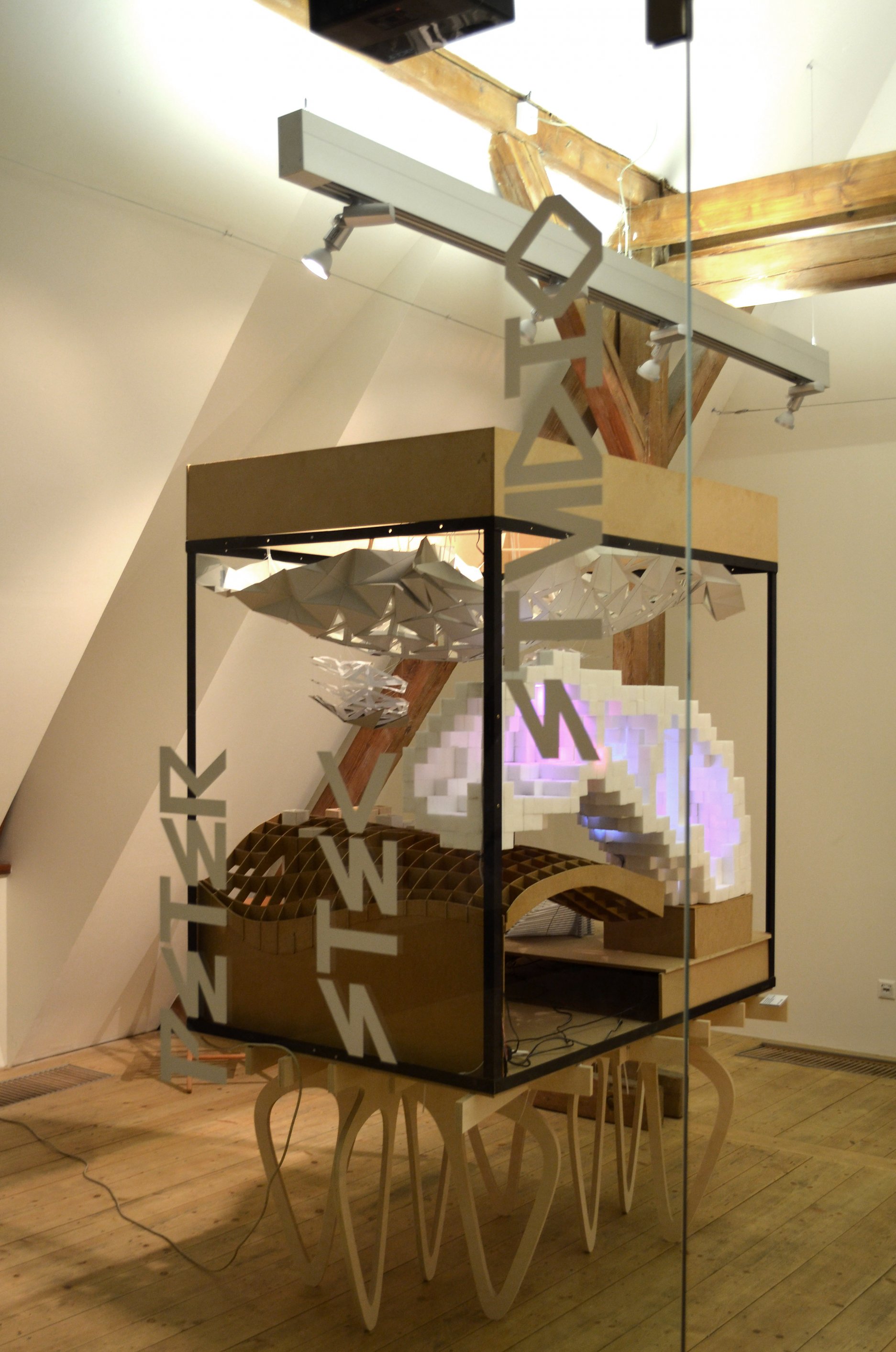 Experimental Architecture Biennial - interaktívna inštalácia projektu rozšírenia campusu VŠVU na pražskom experimentálnom bienále prezentovala možnosti vývoja správania pre responzívne priestory: rôzne elementy projektu reagovali na zvýšené zaťaženie návštevníkmi zmenou klímy či osvetlenia, kontrolovali zatienenie podľa vývoja počasia, či upravovali topografiu podlahy podľa potrieb meniacich sa eventov.