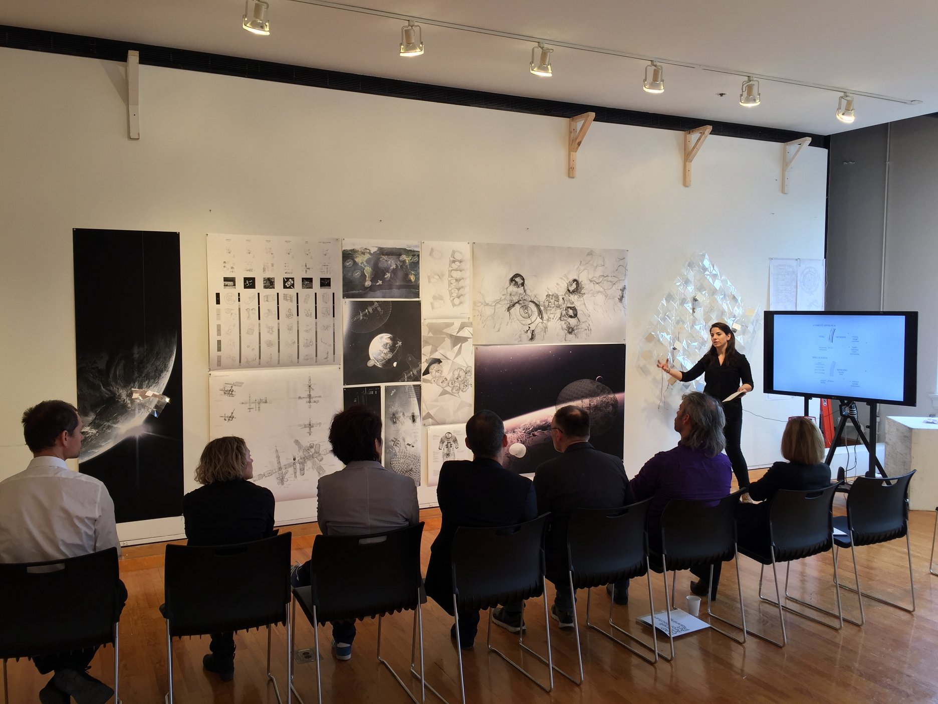 Diplomová práca, Andreea Gulerez - záverečná práca, na konzultáciách ktorej sa okrem školiteľov zúčastňovali aj odborníci z NASA, sa venovala rozšíreniu Medzinárodnej vesmírnej stanice (ISS) o nafukovací modul, vďaka ktorému by sa ISS stala len výskumným jadrom väčšieho, aj turistom dostupného priestoru. Diplom testoval nové prístupy k ľahkým obalom s flexibilnou geometriou, ktoré sú schopné v reálnom čase reagovať na prudké zmeny osvetlenia a teploty.