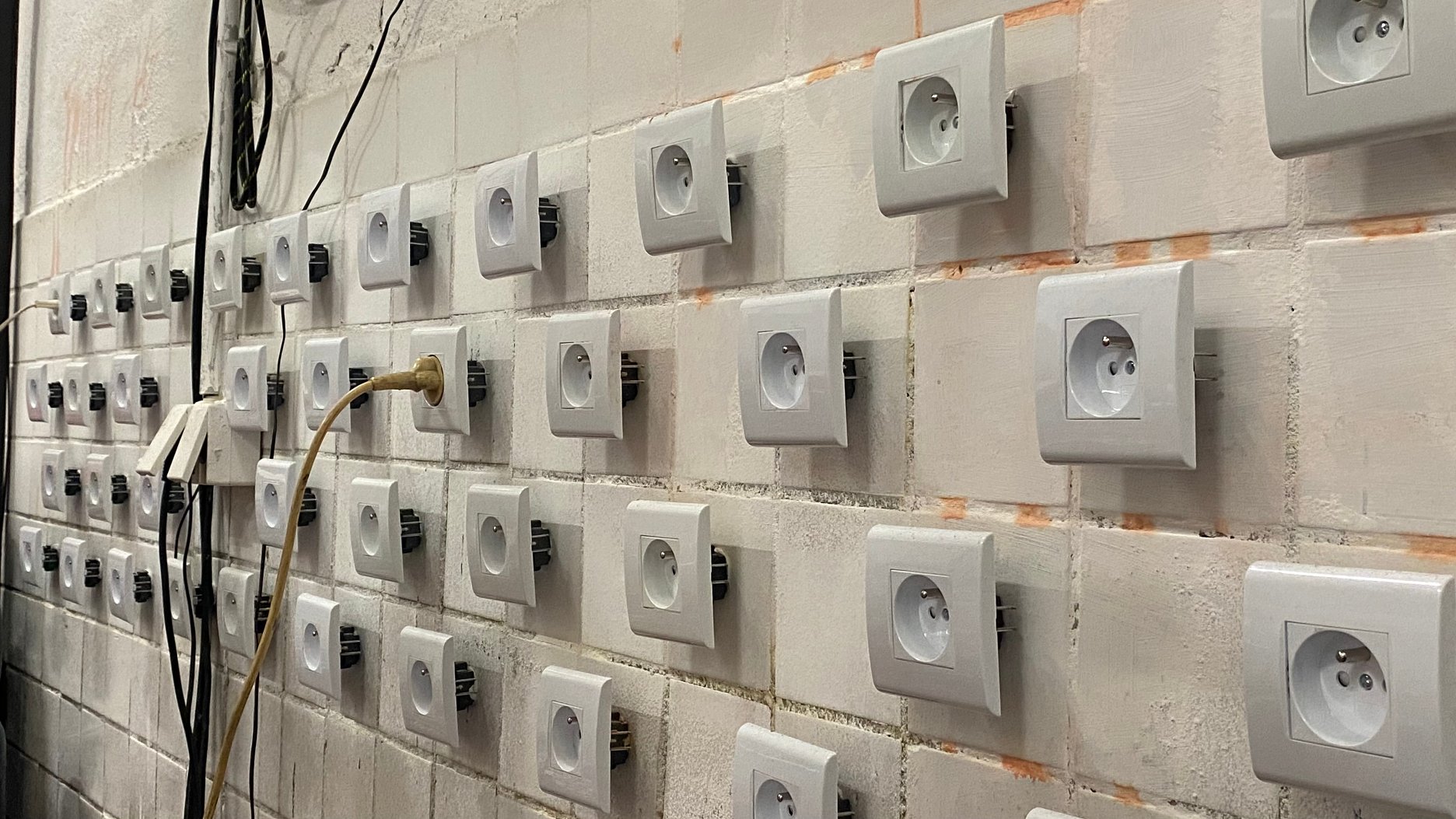 Detail elektrických zásuviek na stene 