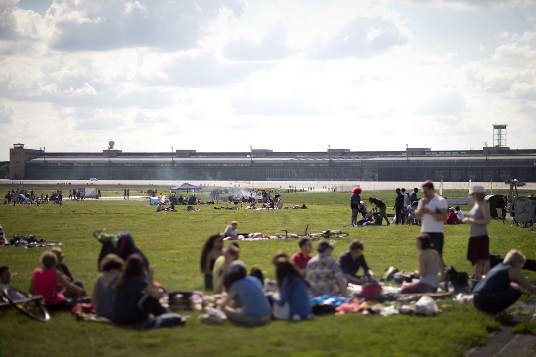 Staré berlínske letisko Tempelhof je dnes verejný park so záhradami a športoviskami.