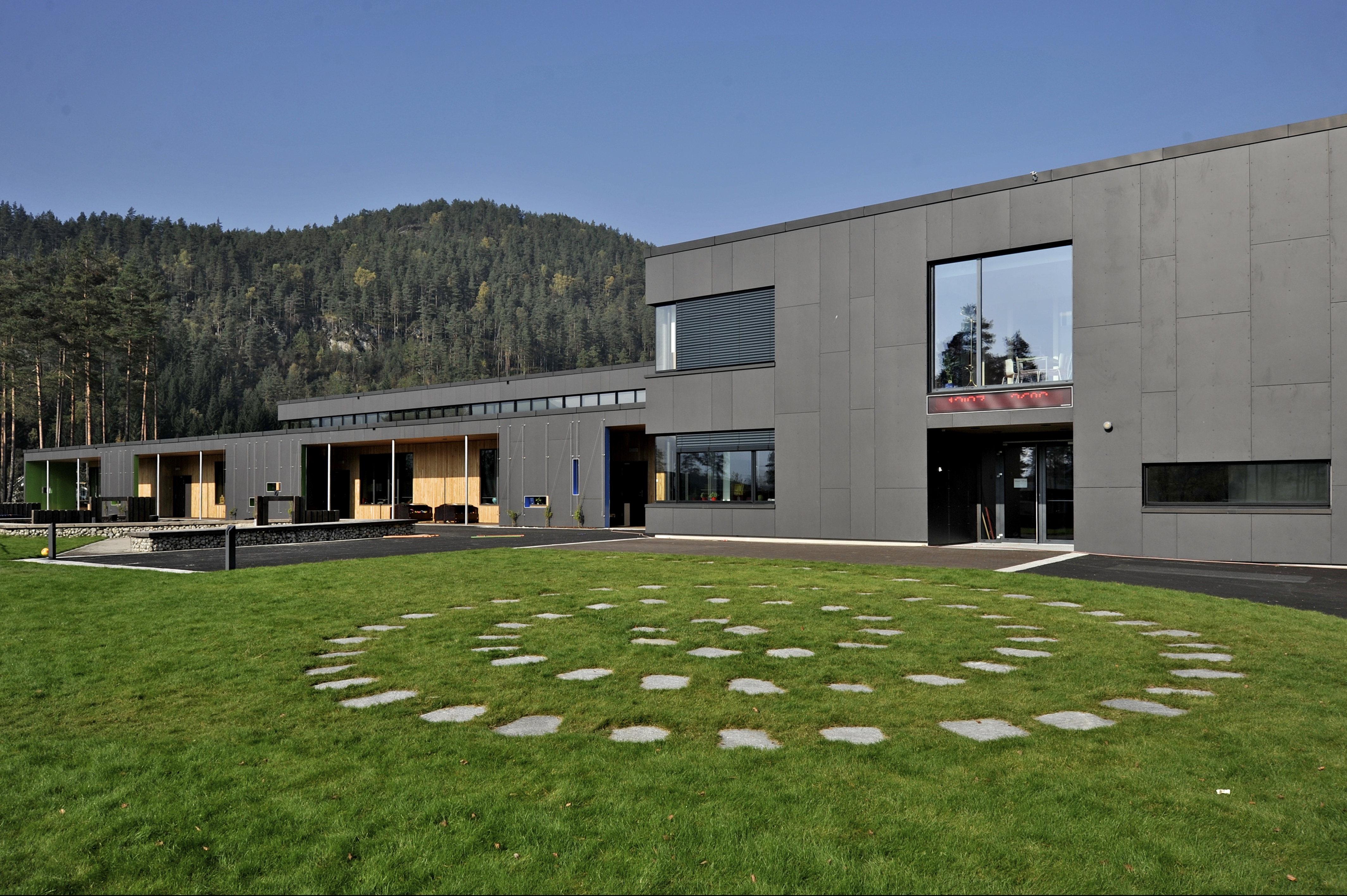 Pohľad na južnú fasádu, zrekonštruovaná budova vravo, nová prístavba vľavo.