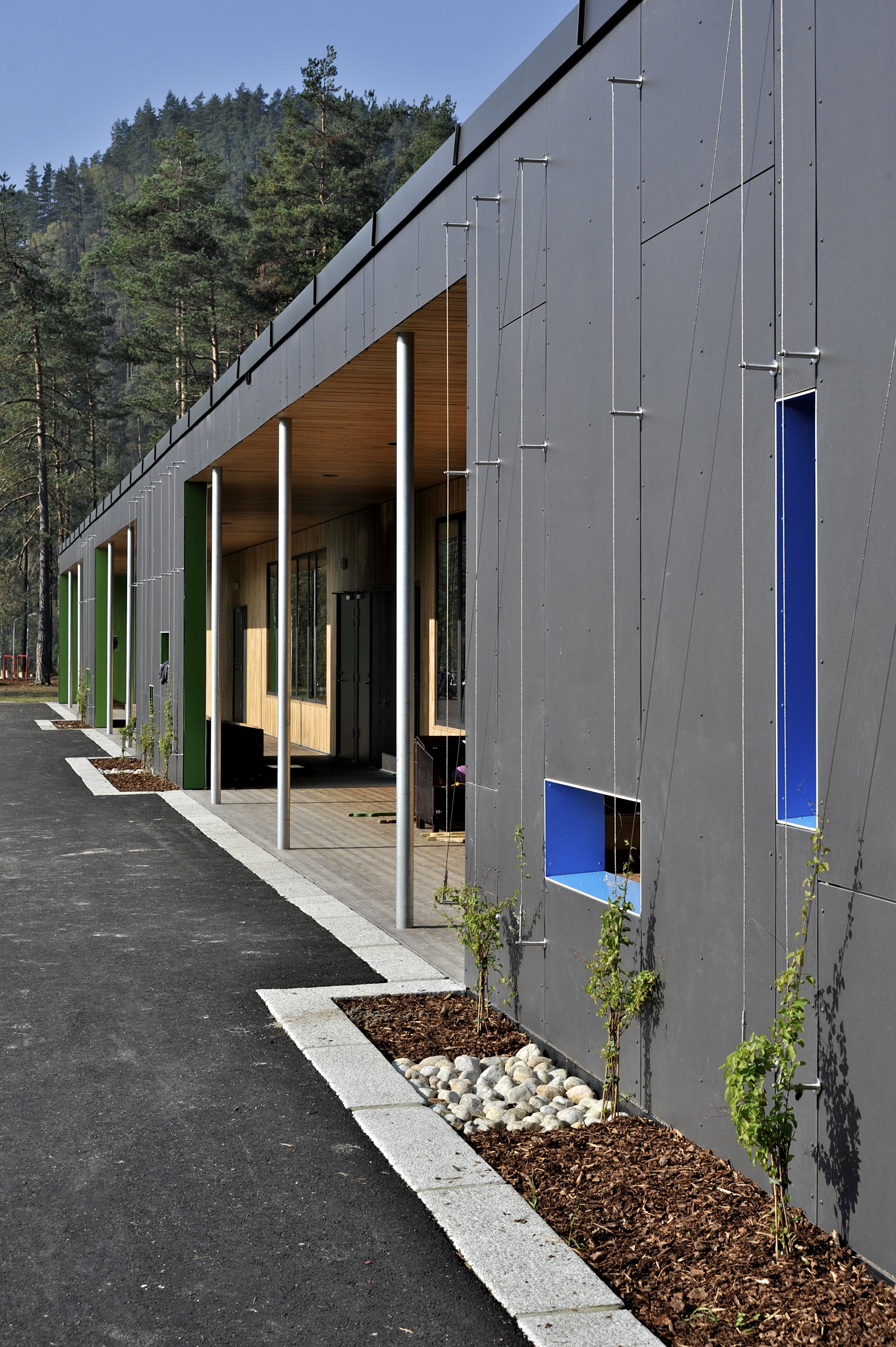 Detailnejší pohľad na fasádu objektu.