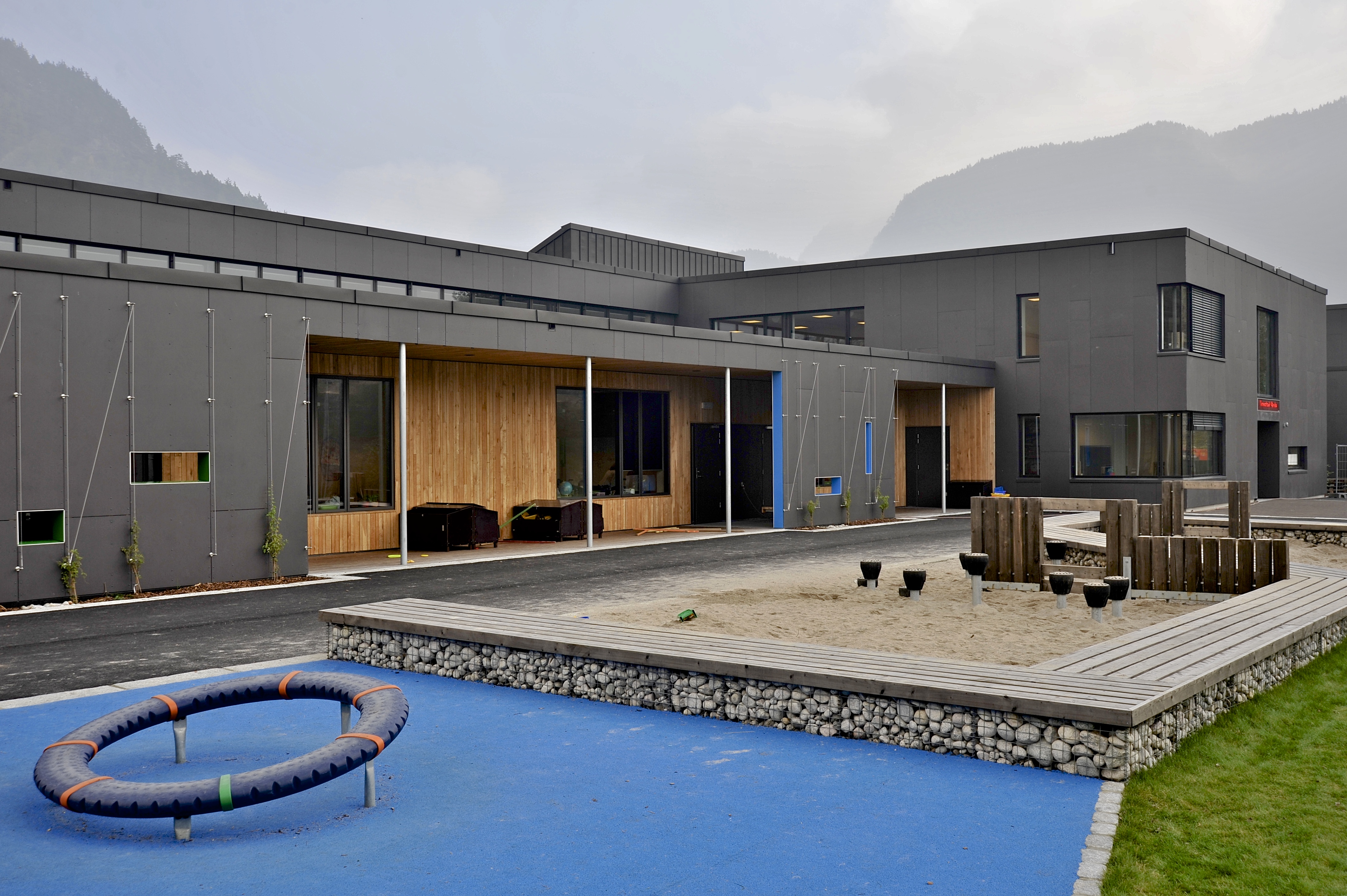 Vyučovacia časť má priamy kontakt na priľahlý exteriér.