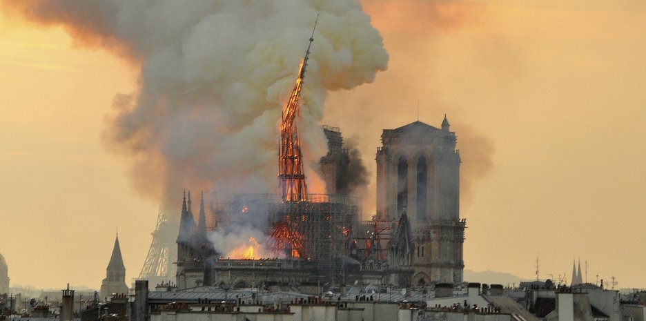 O novej podobe zrútenej veže Katedrály Notre Dame rozhodne architektonická súťaž