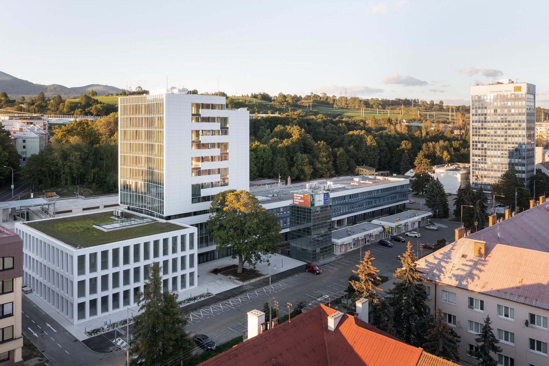 Pohľad na celý blok budov. V pozadí veža Slovenskej pošty. Vľavo v popredí novoprestavaný komplex Interpolisu. Medzi nimi lineárny spojovací objekt Stredoslovenskej vodárenskej spoločnosti.