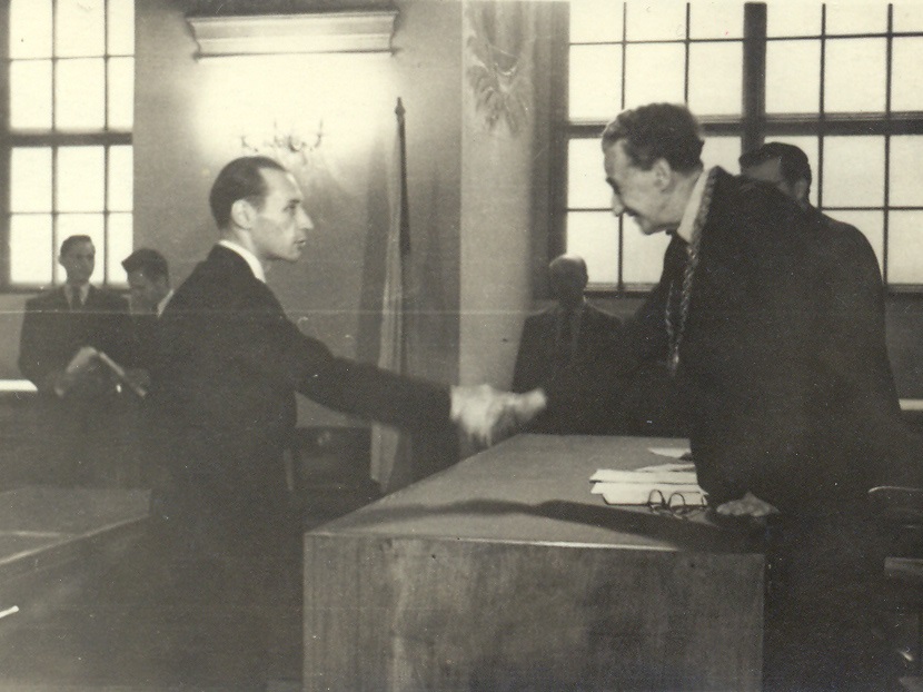Preberanie diplomu architekta na ČVUT v roku 1952.