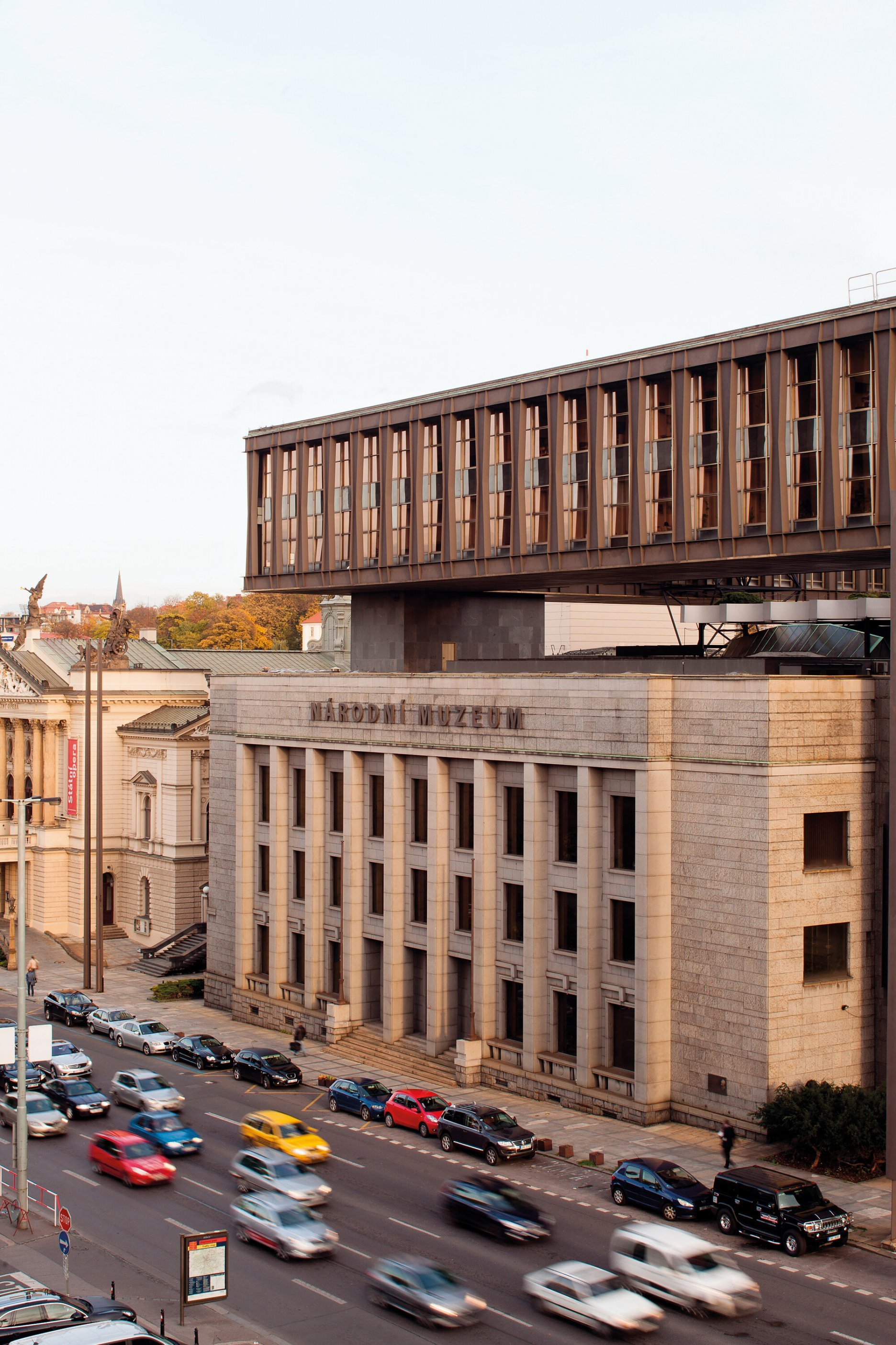 Nová budova Federálního shromáždění jako organická nadstavba někdejší budovy Pražské burzy.