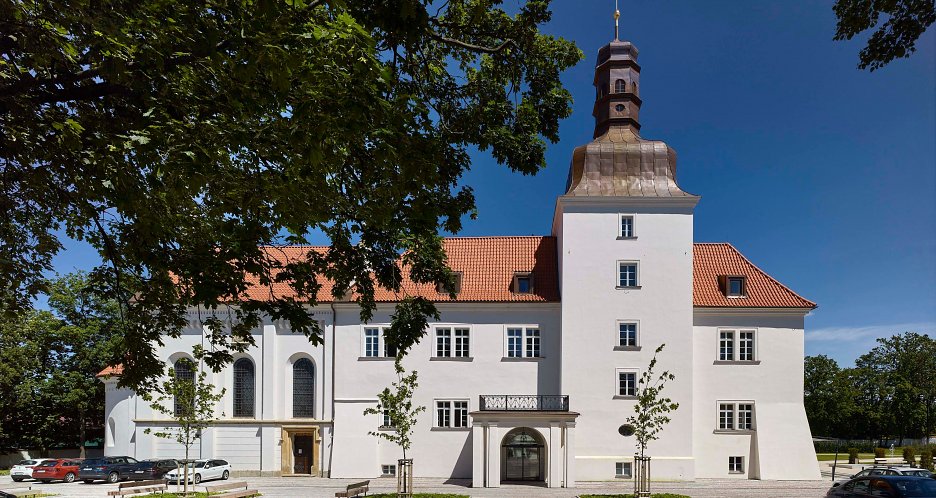 Rekonštrukcia a prestavba arcibiskupského zámku a záhrad, Dolní Březany