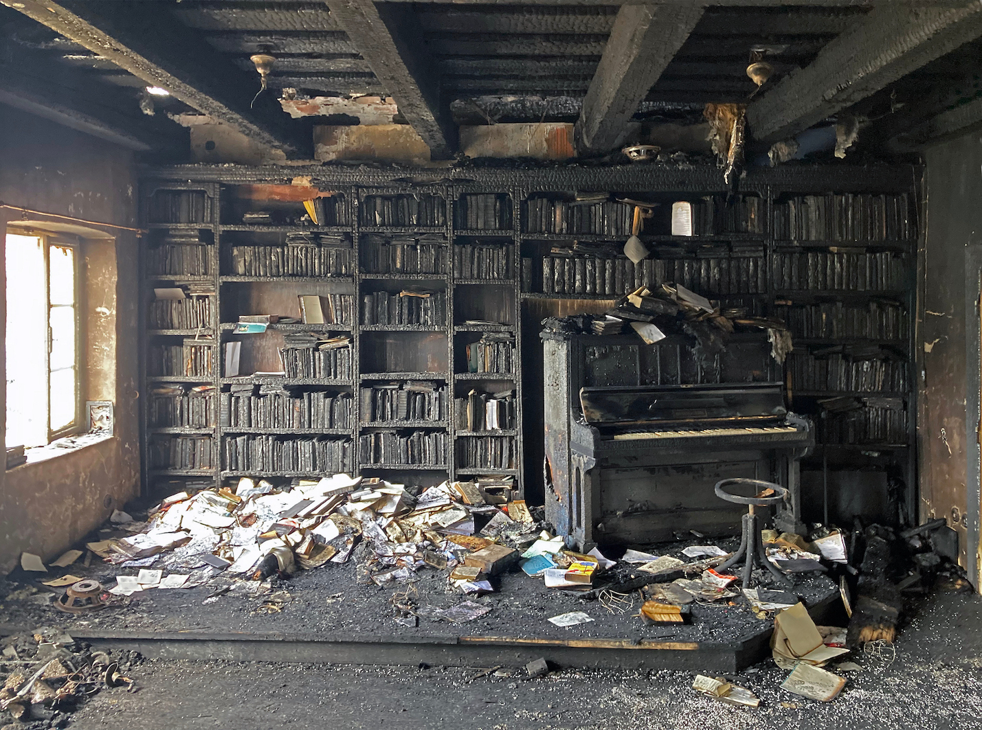 Knižnica komunitného centra Eleuzína, ktorá sa nachádza v požiarom zničenom renesančnom dome v Banskej Štiavnici