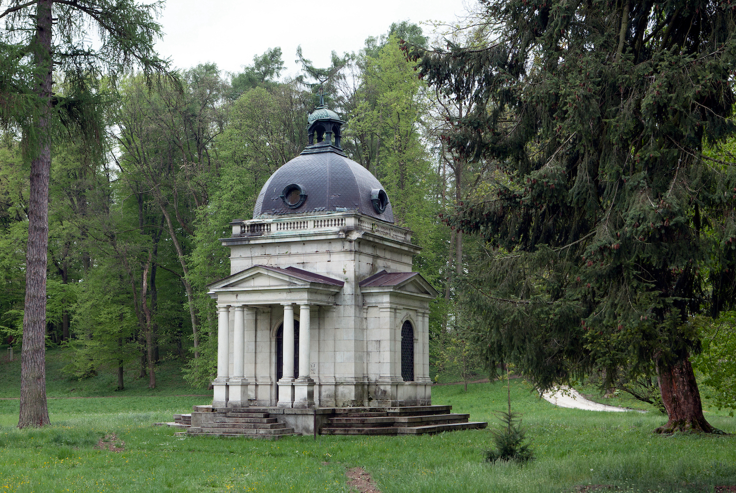 Mauzóleum továrnika Jozefa Schreibera zo začiatku 19. storočia v historickom parku v Lednických Rovniach