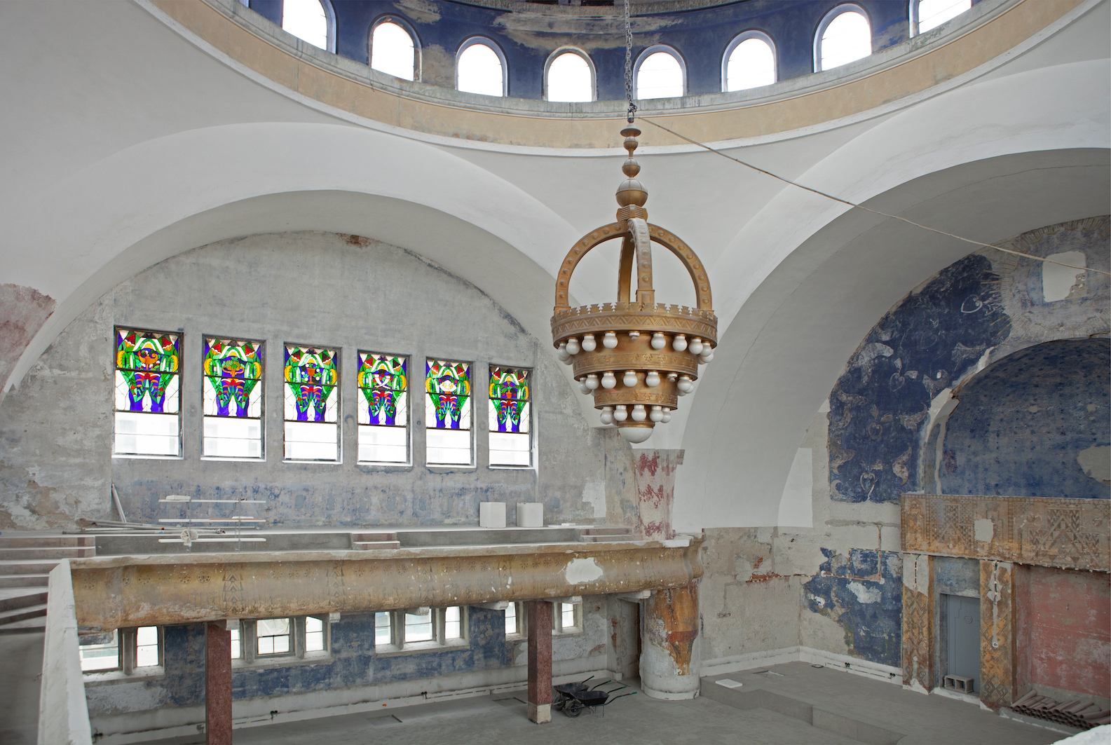 Okenné vitráže v štýle Art Deco, ktoré sú súčasťou kupoly neologickej synagógy zo začiatku 20. storočia v Trenčíne