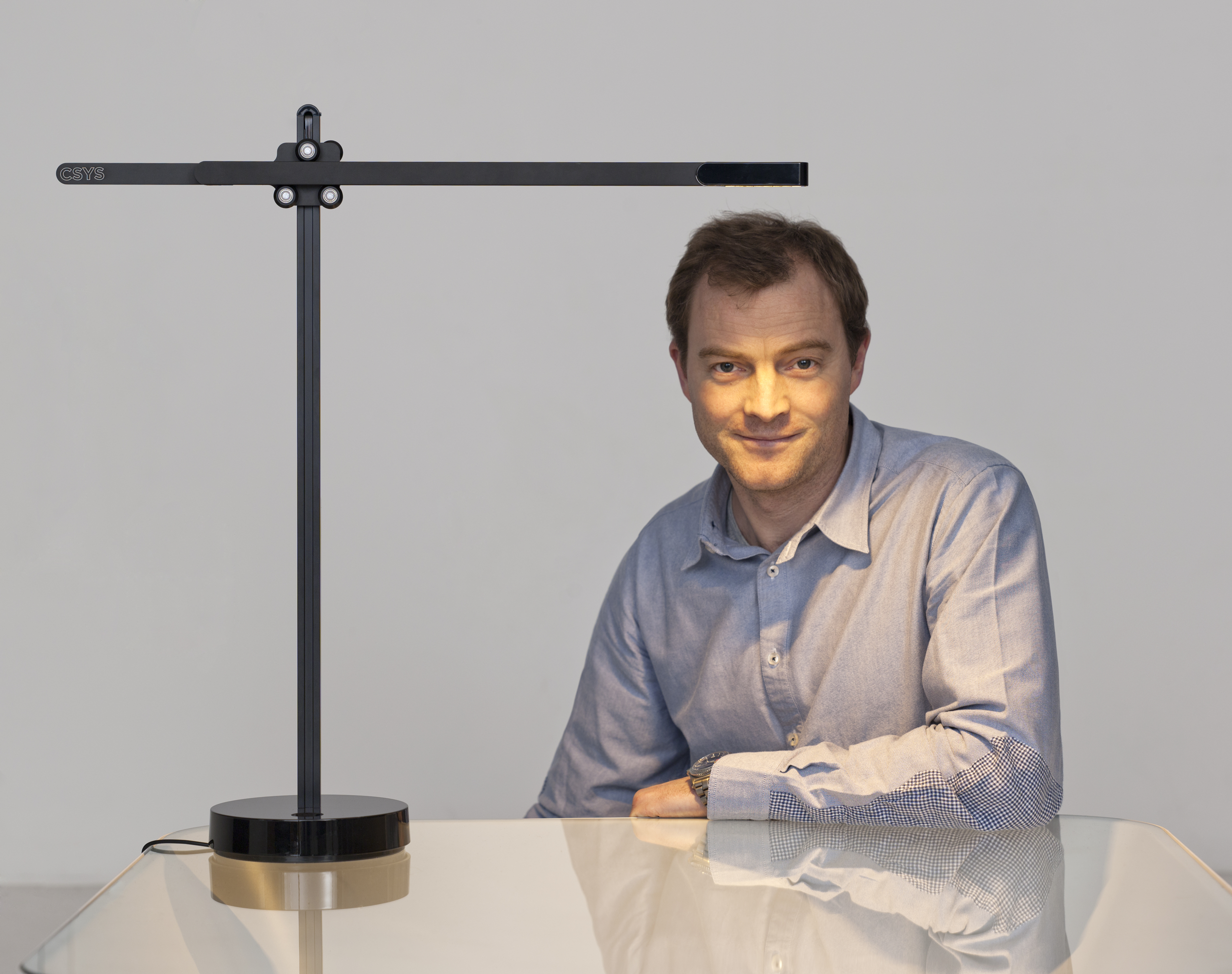 Jake Dison junior so svojou lampou osobne.