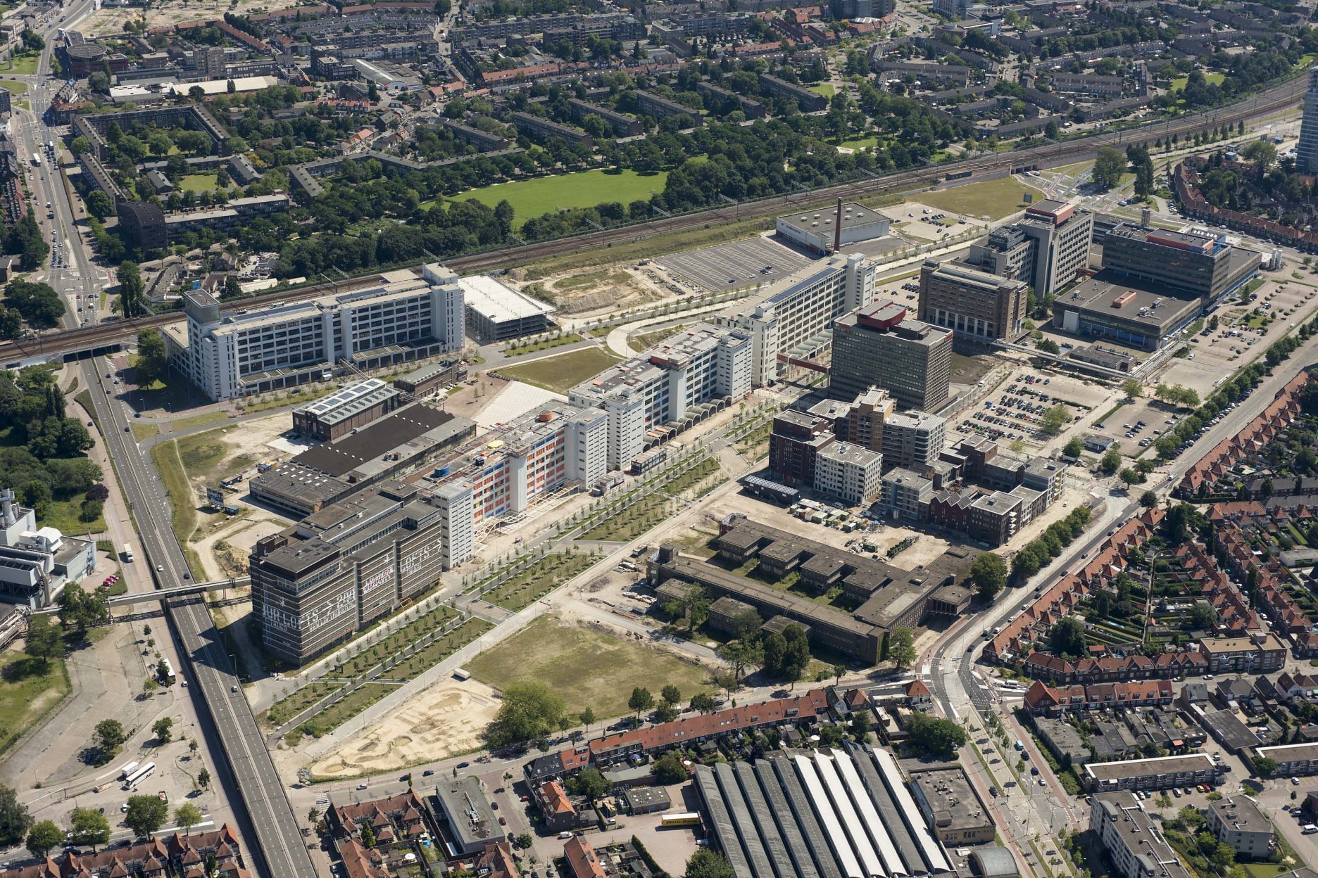 V Strijp-S môžete dodnes vidieť pôvodné továrenské budovy firmy Philips, ktoré získali nové využitie. 