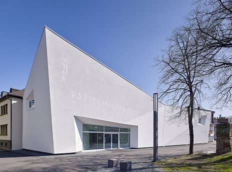 Fasáda Múzea papiera v nemeckom Dürene
