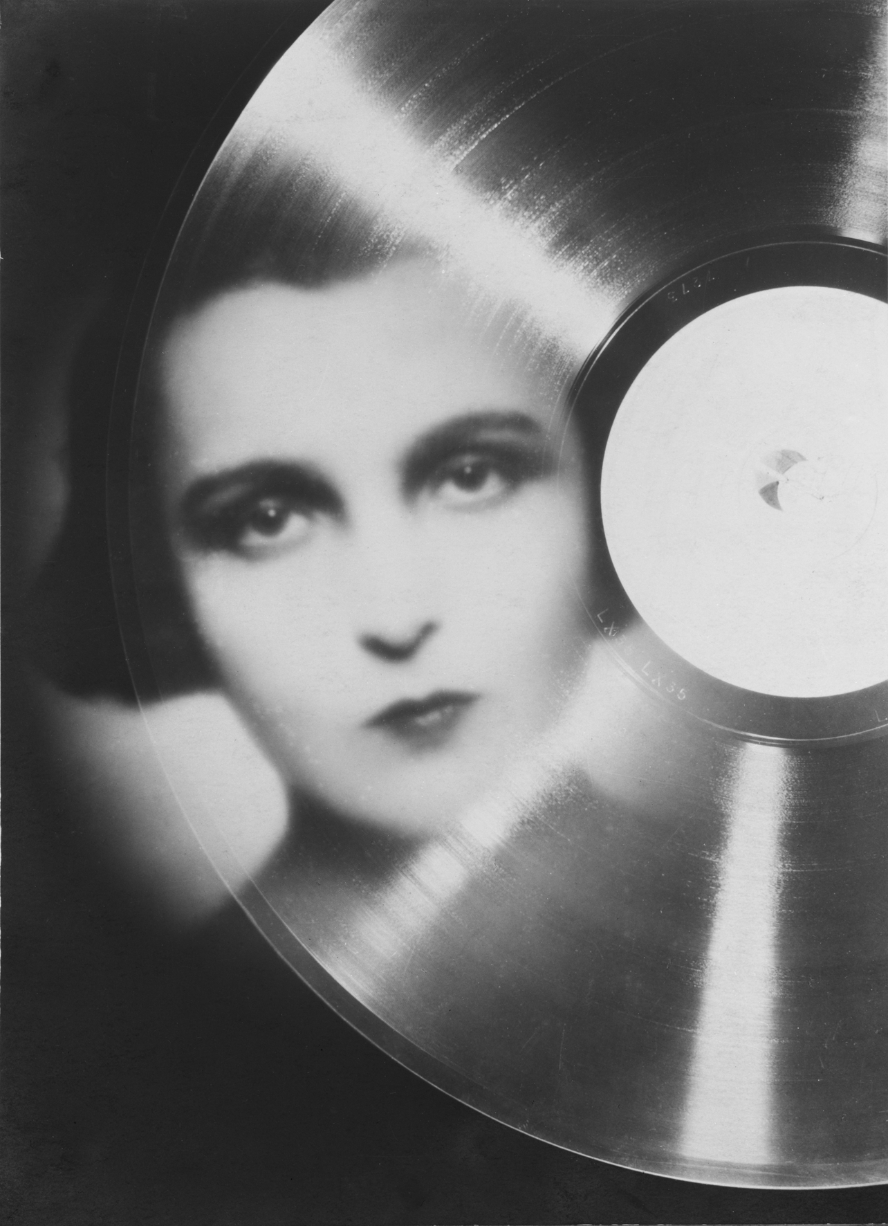 François Kollar: Reklamná štúdia pre Magic Phono, fotomontáž portrétu Marie Bellovej. 1930. Dar Françoisa Kollara, Médiathèque de l‘architecture et du patrimoine