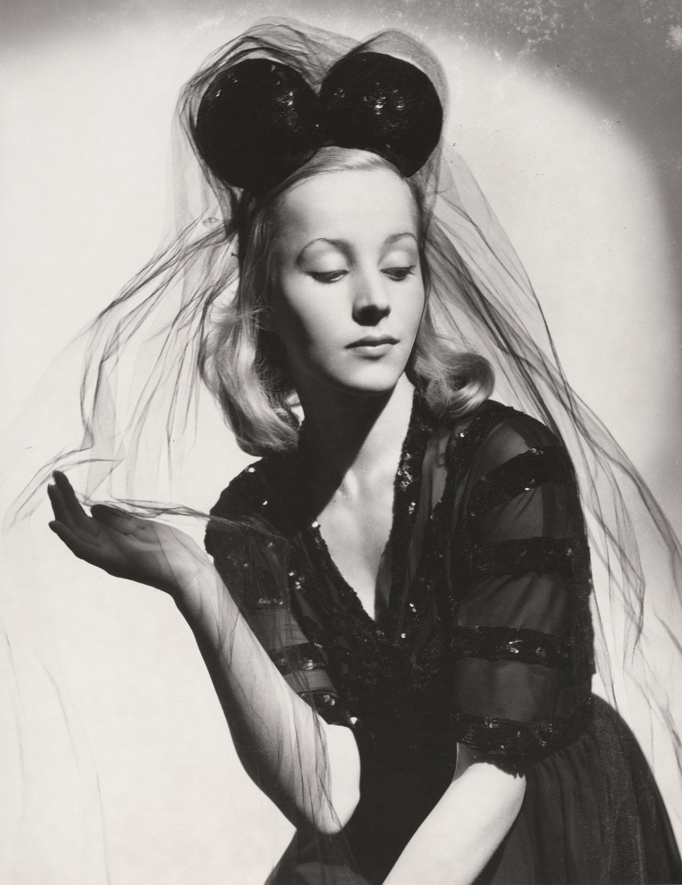 François Kollar: Modelka Muth, Balenciaga. 30. roky 20. storočia. Čiernobiela fotografia, 29 x 22,4 cm. Dar Françoisa Kollara, Médiathèque de l‘architecture et du patrimoine